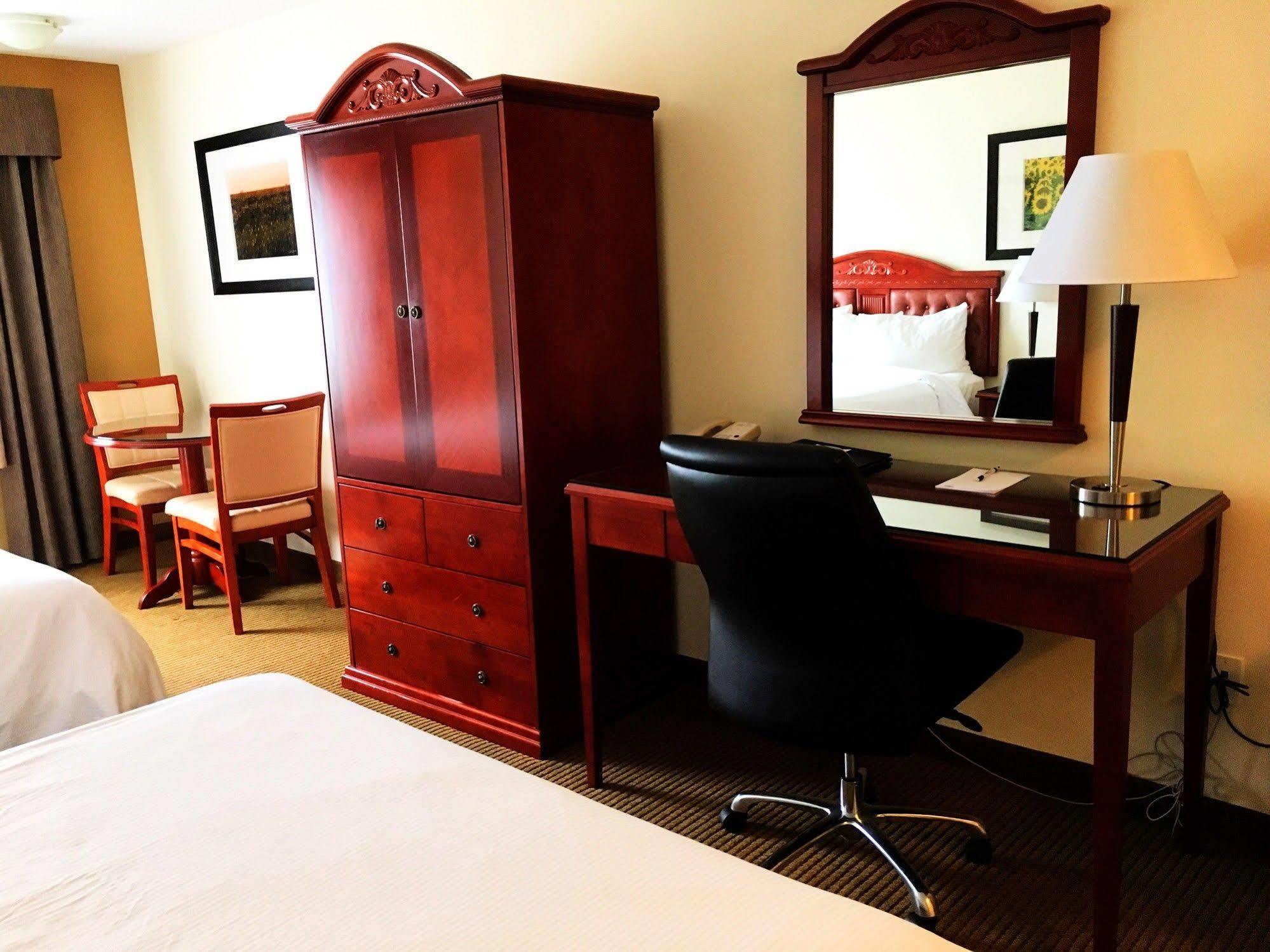 Trend Mountain Hotel & Conference Centre Tumbler Ridge Экстерьер фото